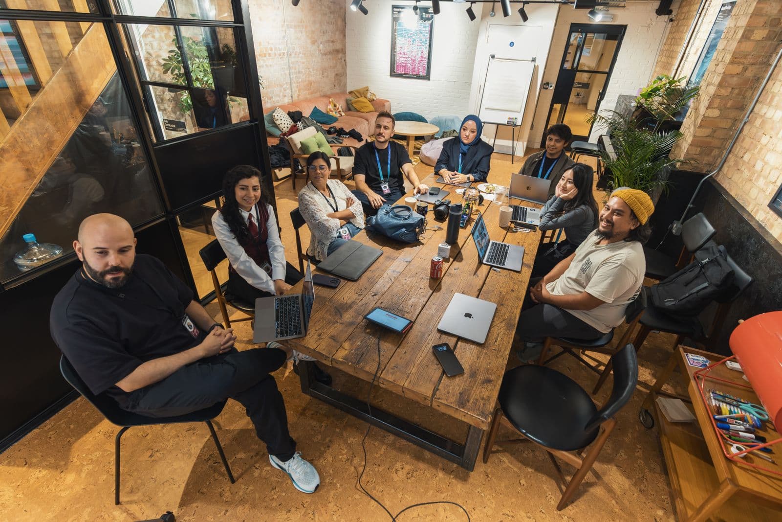 Equipo colaborando en una mesa